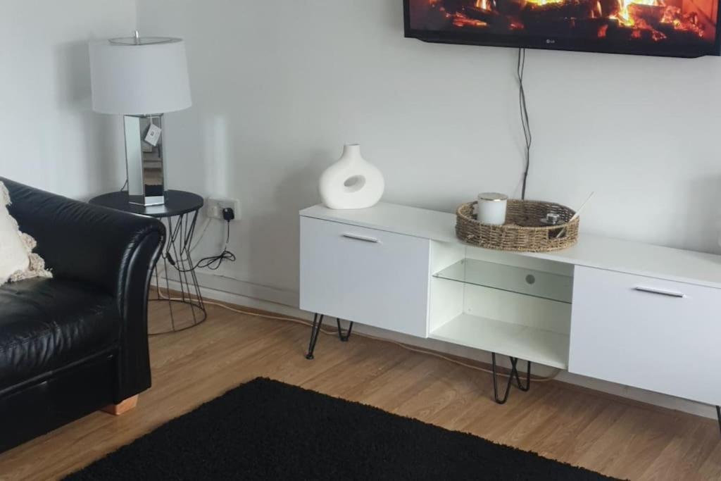 Apartment A&s Properties, No Guest Fees, With Drive And Near Centre Wolverhampton