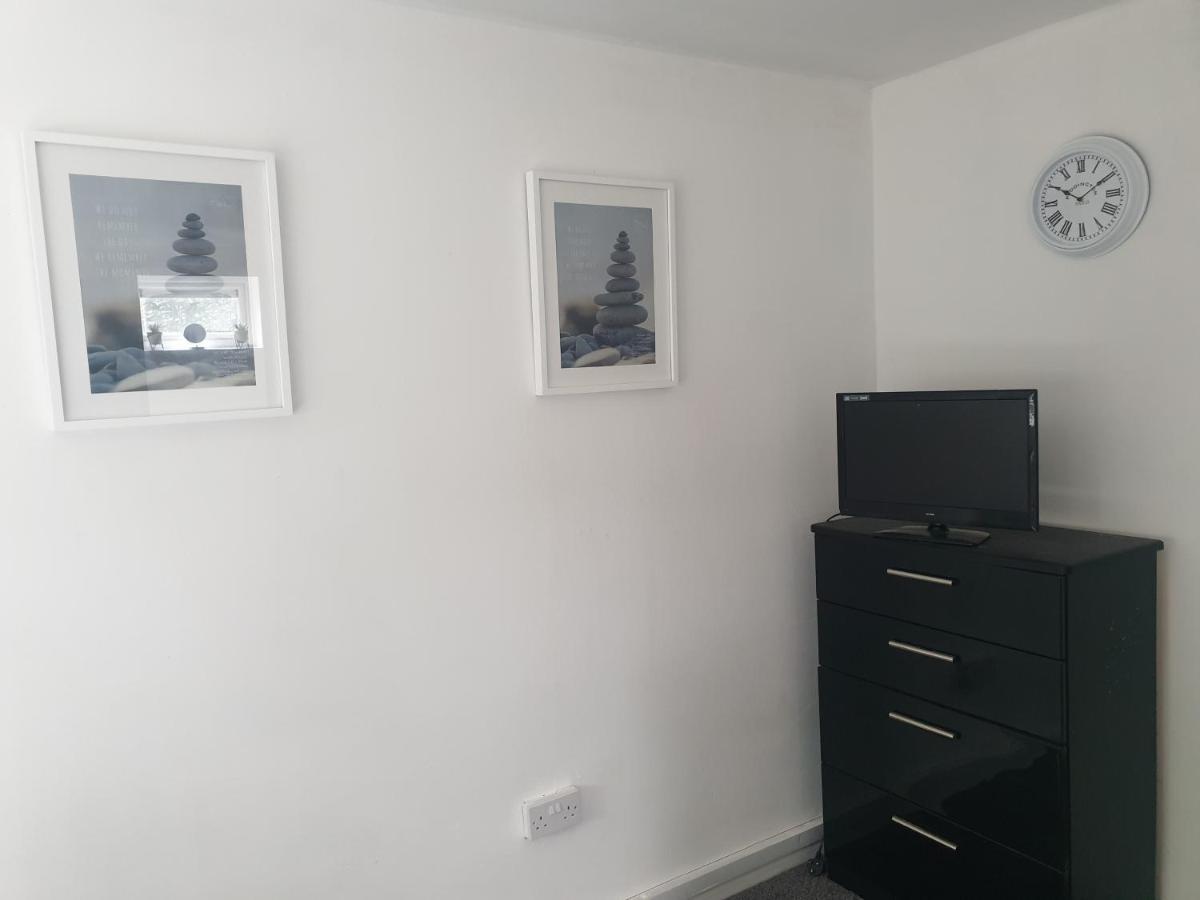 A&s Properties, No Guest Fees, With Drive And Near Centre Apartment *