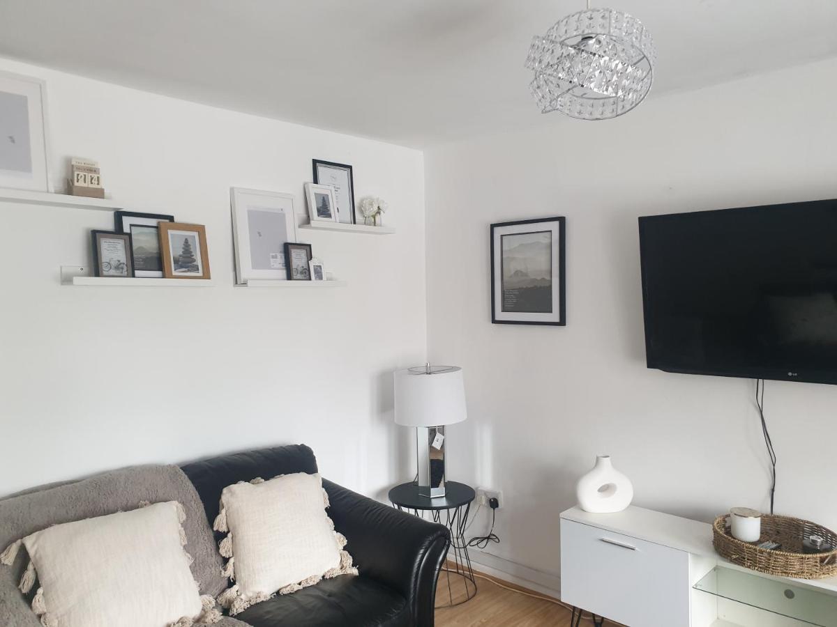 A&s Properties, No Guest Fees, With Drive And Near Centre Apartment